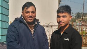 सतुङ्गलमा हिंडिरहेका १७ वर्षीय किशोरले पैसाको बन्डल भेटेपछि……….