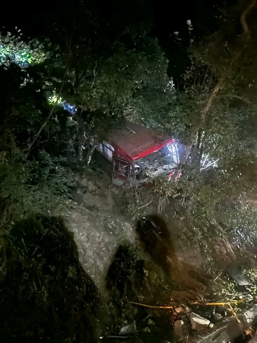 थानकोट रुटमा गुड्ने महानगर यातायातको बस जहरसिंह पौवाको जंगलमा दुर्घटना, उद्धार कार्य जारी