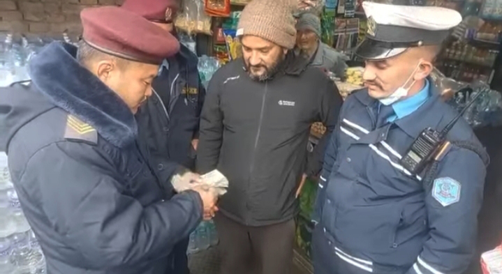 कलंकी खड्कुले पुलमा अचेत भएका नगरकोटीको गोजीबाट ८६ हजार पाकेटमारी भएपछि….