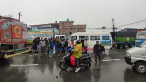 थानकोट रुटमा गुड्ने फोर्स गाडीले ४० जना विद्यार्थी सवार बसलाई चेकपोस्टमा ठक्कर दियो