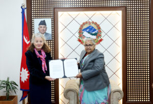 प्रधानमन्त्री सुशीला कार्कीसमक्ष ओहदाको प्रमाणपत्र पेश