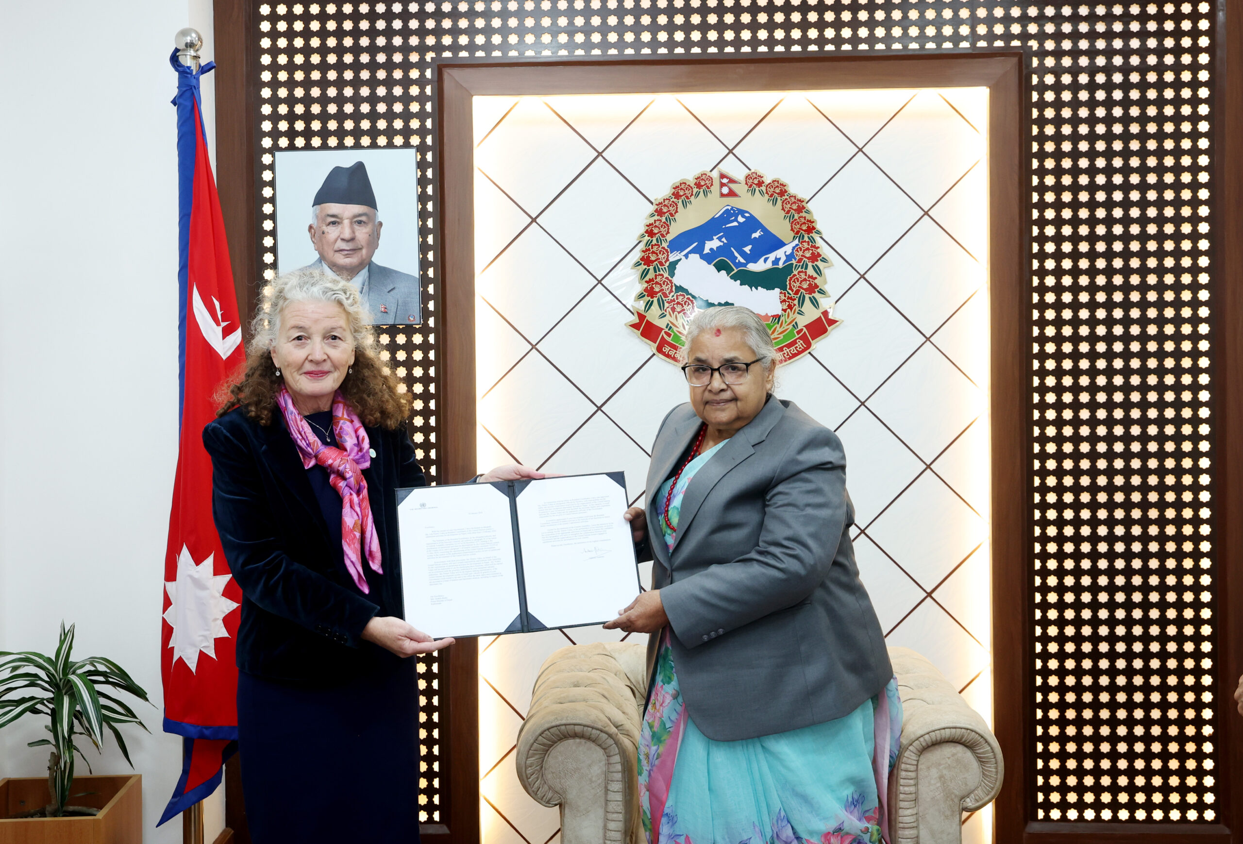 प्रधानमन्त्री सुशीला कार्कीसमक्ष ओहदाको प्रमाणपत्र पेश