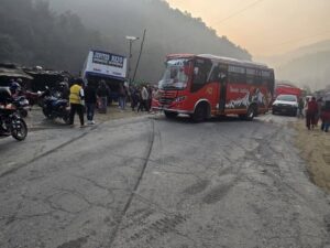 महादेवबेसीनजिकै यात्रु बस ठोक्किए, कम्तीमा १* जनाको मृत्यु