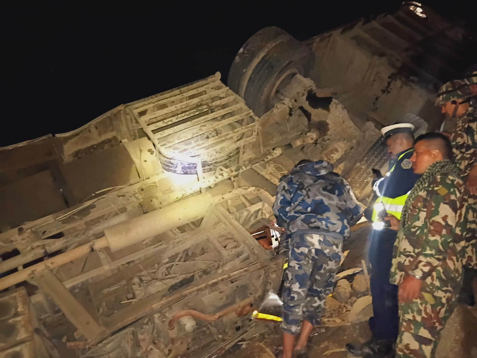 काठमाडाैं आउँदै गरेको माछापुच्छ्रे ट्राभल्सको यात्रुबस मध्यरातमा त्रिशुलीमा खस्यो, १७ जना यात्रुको मृत्यु