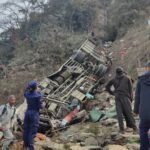 धादिङमा यात्रुबस दुर्घटना हुँदा १९ जनाको मृत्यु प्रकरणः छानबिन कार्यदलले प्रतिवेदन बुझायो