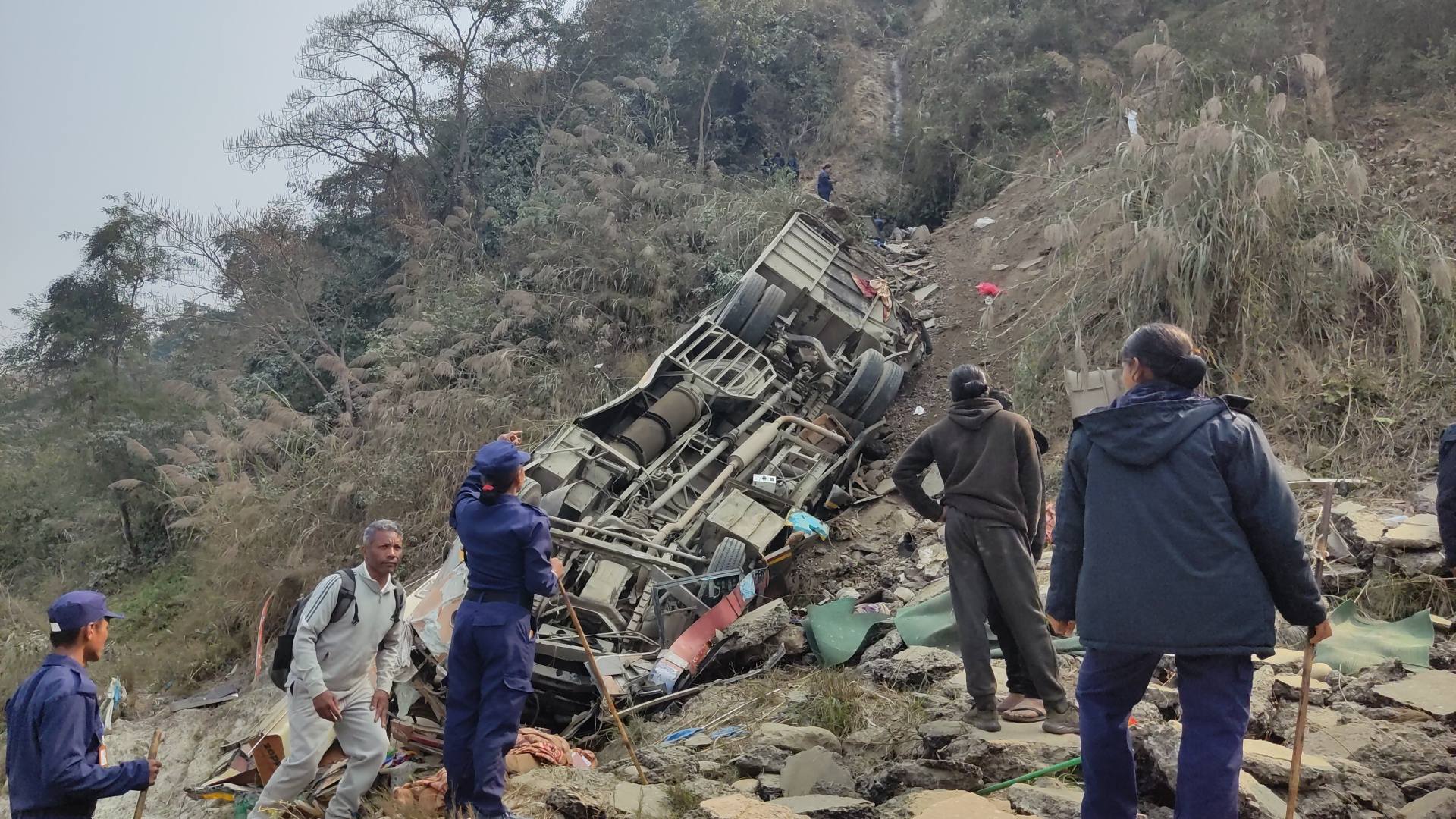 गृह मन्त्रालयद्वारा धादिङ बस दुर्घटनाका लागि छानबिन समिति गठन, मृतक संख्या १९ पुग्यो