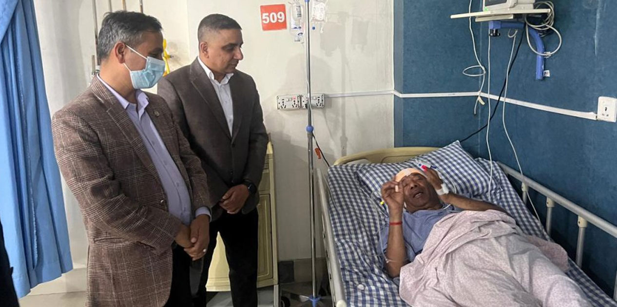 धादिङ बस दुर्घटनाका घाइते भेट्न कलंकीस्थित अस्पतालमा गृहमन्त्री अर्याल