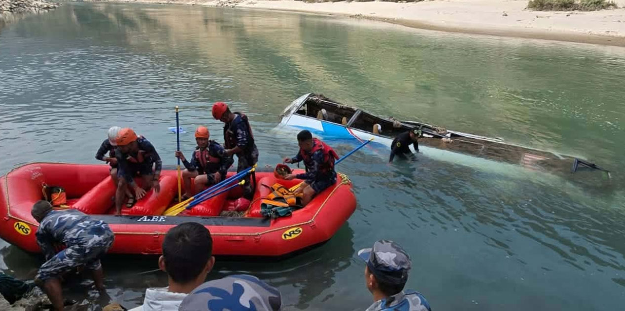रामेछापमा यात्रु बस दुर्घटना, मृतकको संख्या १२ पुग्यो, ७ जना घाइतेलाई काठमाडौँ ल्याइयो