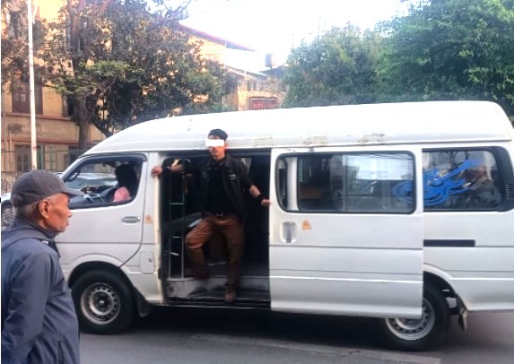 ढोकामा यात्रु राख्ने र शरीरको आधा भाग बाहिर निकाल्ने सवारीसाधनमाथि ट्राफिक प्रहरीको एक्सन