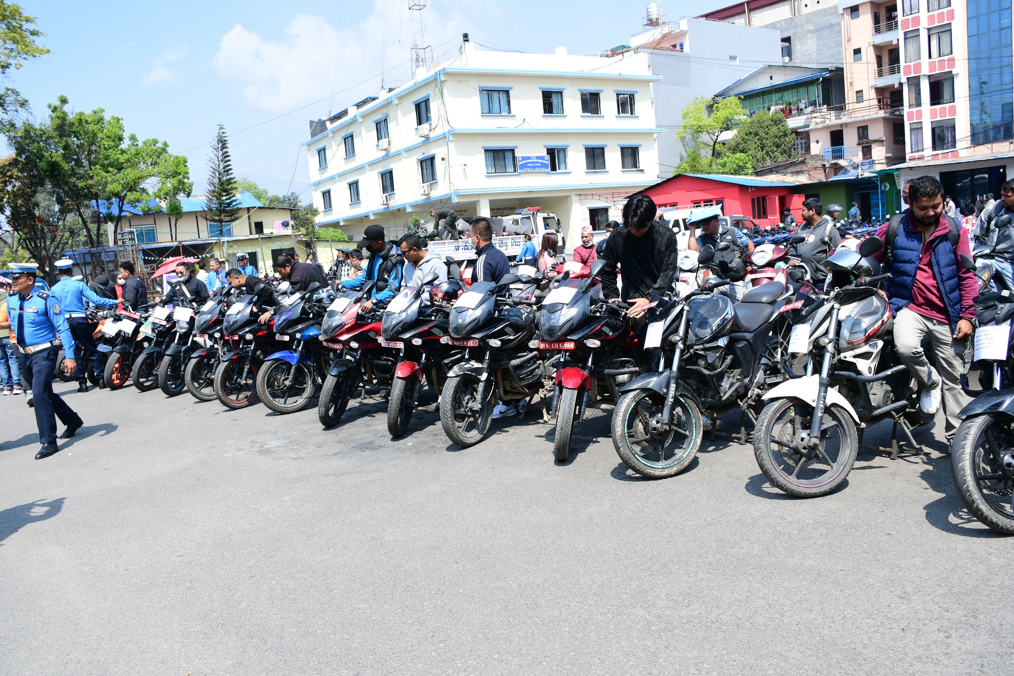 थानकोट लगायतका स्थानमा भेटिएका ५० थान दुई पाङ्ग्रे सवारी धनीलाई फिर्ता गरियो