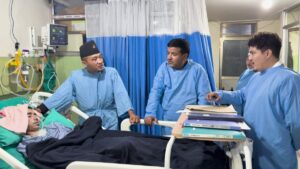 जेन-जी आन्दोलनका घाइतेको स्वास्थ्य अवस्था बुझ्न गृह मन्त्री गुरुङ केएमसी पुगे