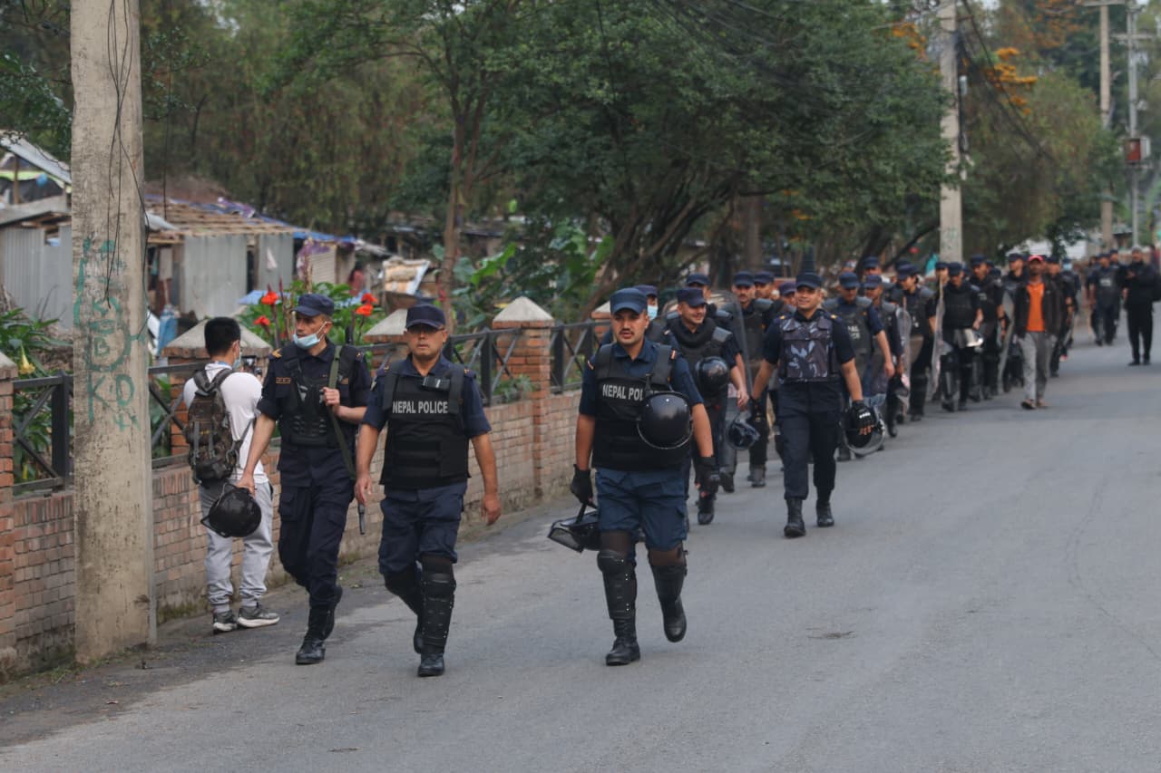 थापाथलीस्थित बागमती किनारमा बिहानैदेखि ठूलो संख्यामा प्रहरी परिचालन