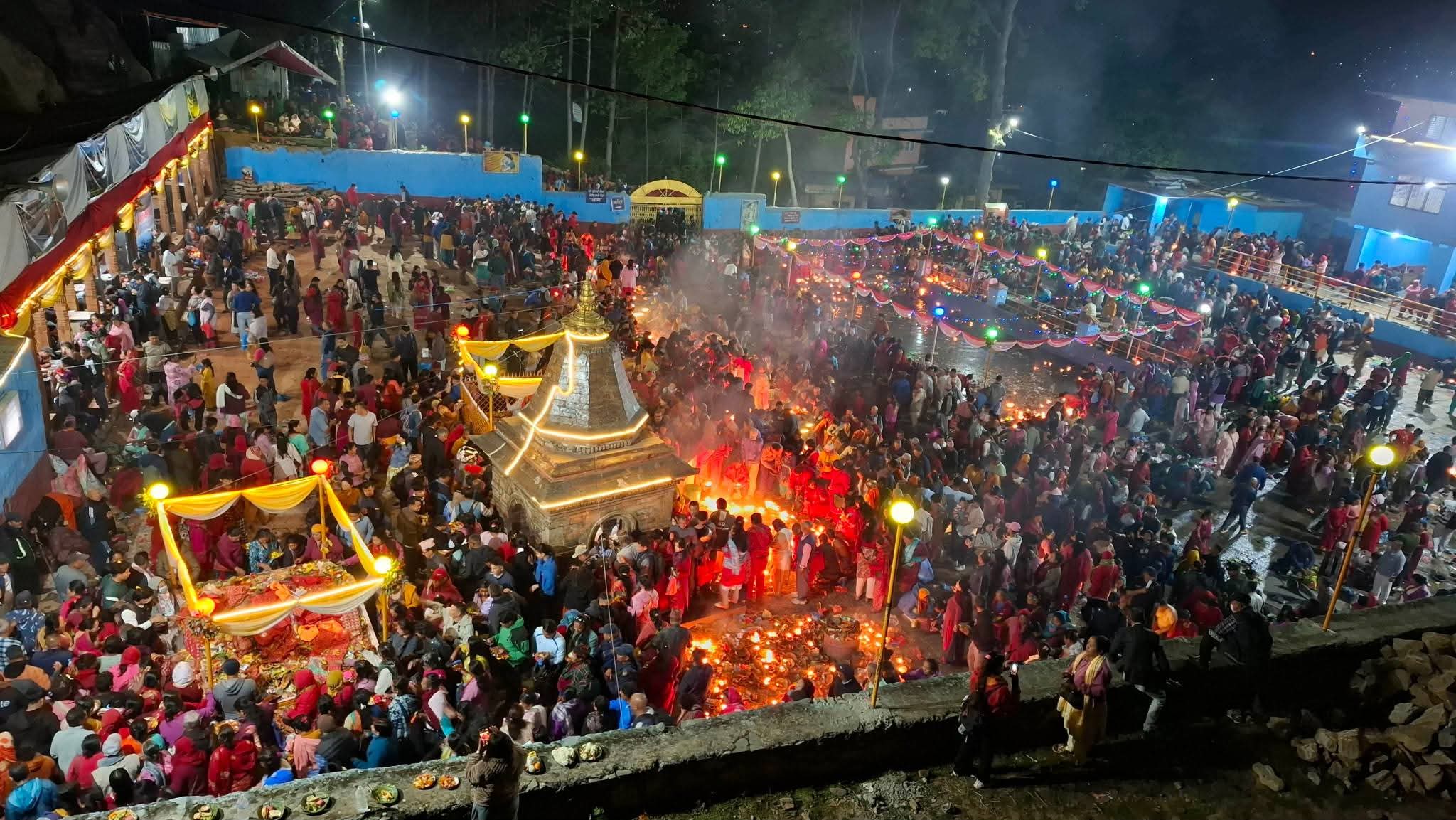 आज मातातिर्थ औंसी, मातातिर्थ कुण्डमा श्रद्धालुहरुकाे घुइँचो