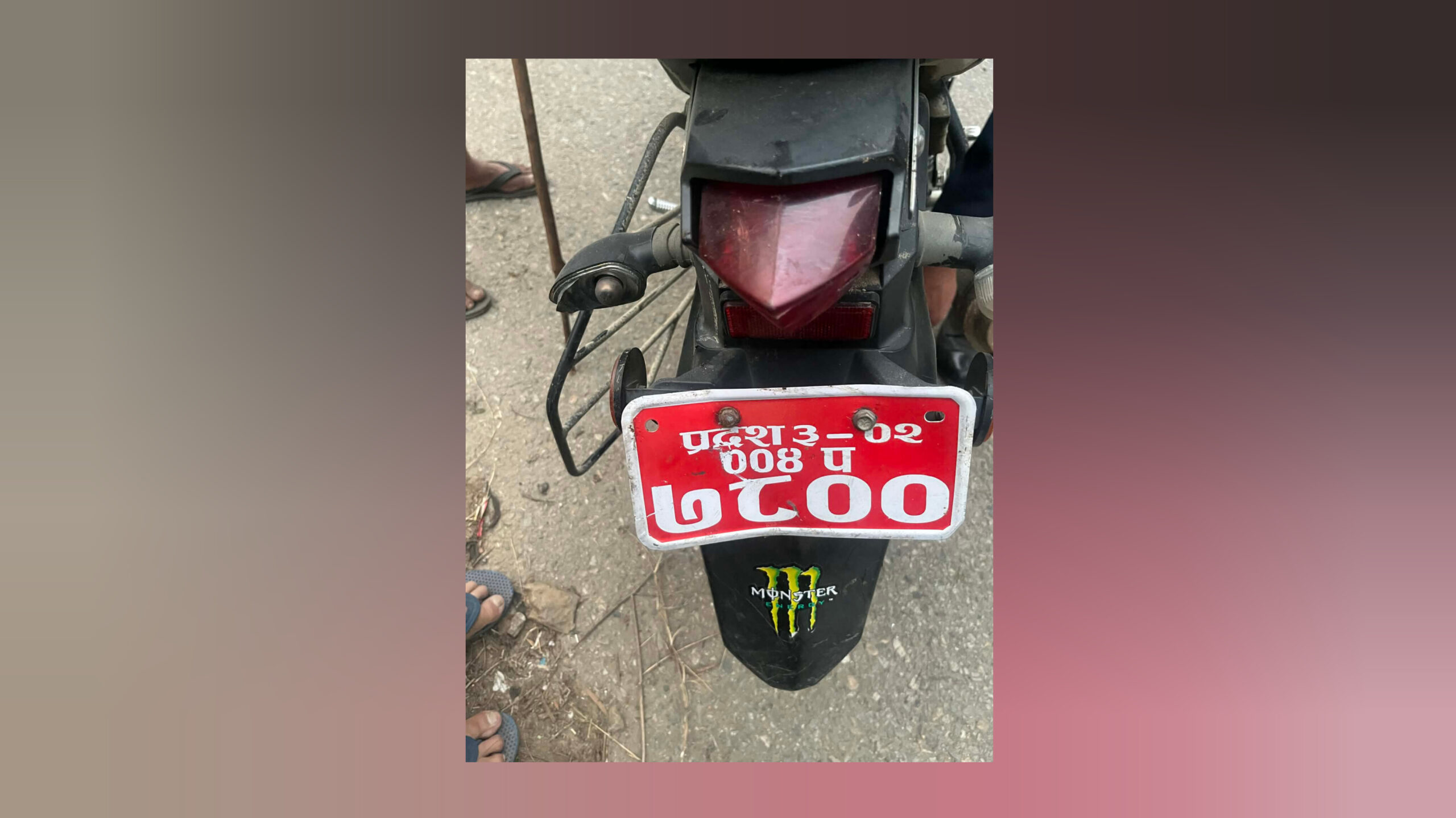 चित्लाङबाट काठमाडौं आउँदै गरेको मोटरसाइकल थानकोटमा दुर्घटना