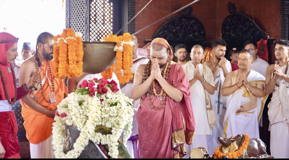 जगद्गुरु शंकराचार्य श्री श्री विधुशेखर भारती महास्वामीजीद्वारा भालेश्वर महादेव मन्दिरमा पूजाअर्चना