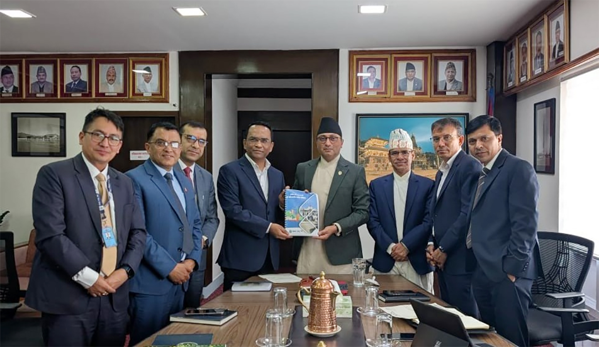 अर्थ मन्त्रीलाई राष्ट्र बैंकले बुझायो समीक्षा प्रतिवेदन