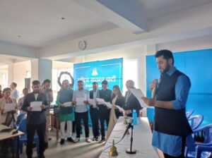 रास्वपाका नवनिर्वाचित केन्द्रीय सदस्यले शपथ लिए, प्रमाणपत्रसँगै घण्टी उपहार