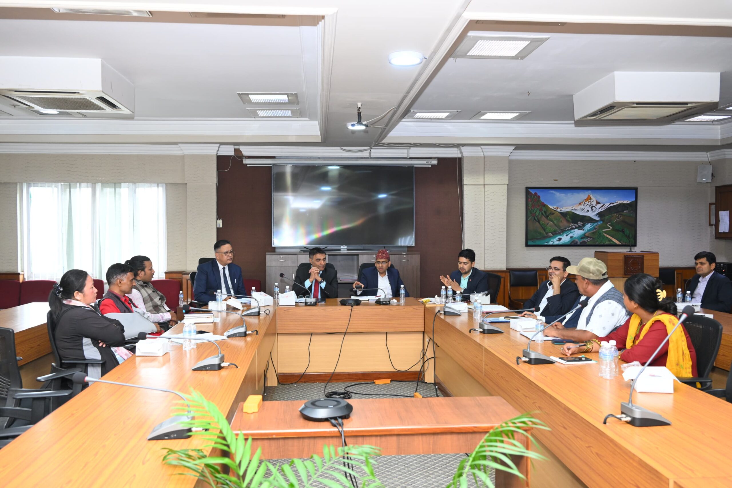 लघुवित्त पीडितसँगको वार्ता टुंगिएन, भोलि फेरि बस्ने