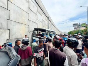 ग्वार्कोमा फ्लाइओभरमा आङ नै सिरिङ्ग हुने गरि दुर्घटना, एक जनाको मृत्यु, १० जना घाइते