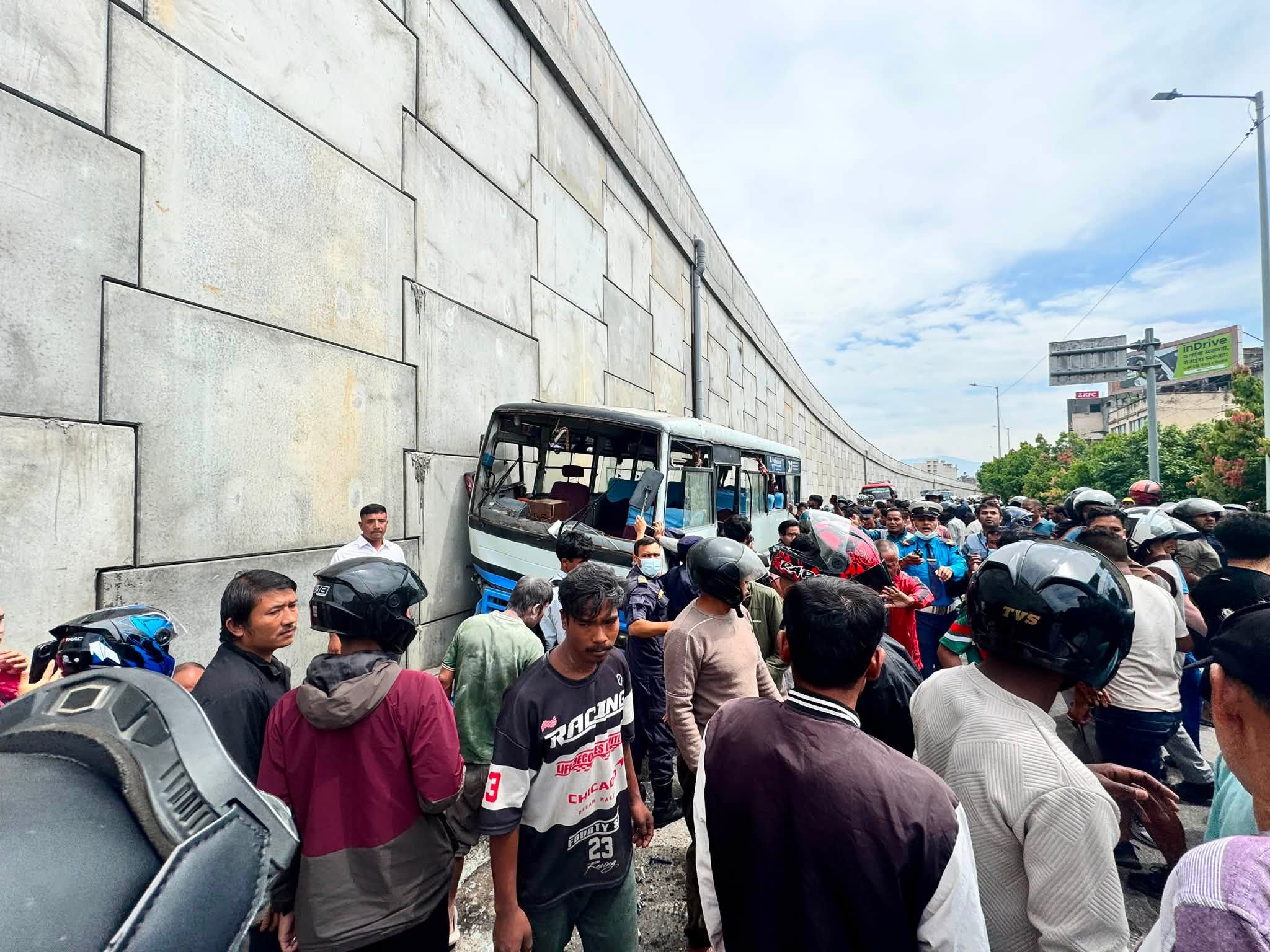 ग्वार्कोमा फ्लाइओभरमा आङ नै सिरिङ्ग हुने गरि दुर्घटना, एक जनाको मृत्यु, १० जना घाइते