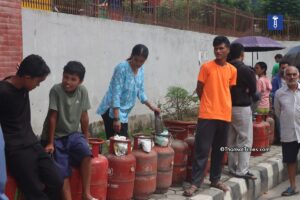 ग्यास पाउन चन्द्रागिरि नगरको कार्यालयबाहिर बिहानैदेखि उपभोक्ताको घुइँचो, तस्बिरहरू