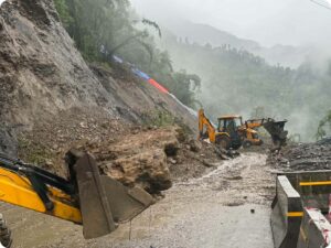 ठाउँठाउँमा पहिरो खसेपछि पृथ्वी राजमार्ग र नारायणगढ-मुग्लिन सडक बन्द