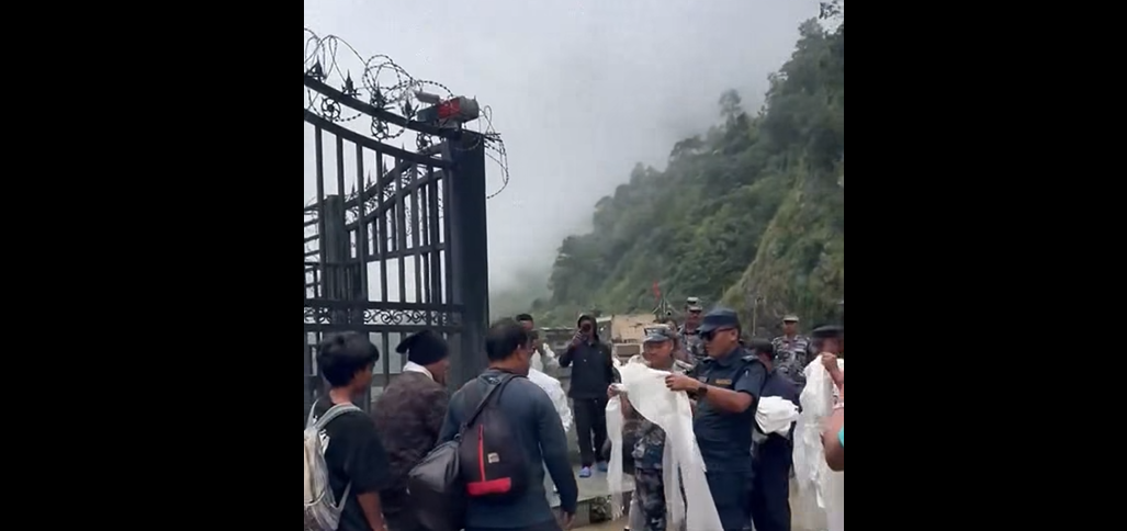 चीनमा बाढीमा फसेका ११४ नेपाली तातोपानी नाकाबाट फर्किए