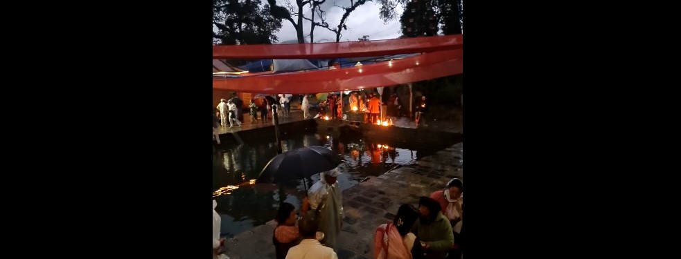 झमझम झरीका बीच इन्द्रदहमा श्रद्धालुहरूको भीड