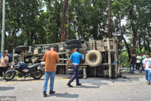 उदयपुरमा ट्रक र हायस आपसमा ठोक्किएर दुर्घटना, नैकापका ३ जनासहित १७ जना घाइते