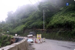 नागढुंगा ओरालोमा सडक भासिएको २२ दिन पूरा, मर्मत गर्न सामान नपाइएको भनाइ