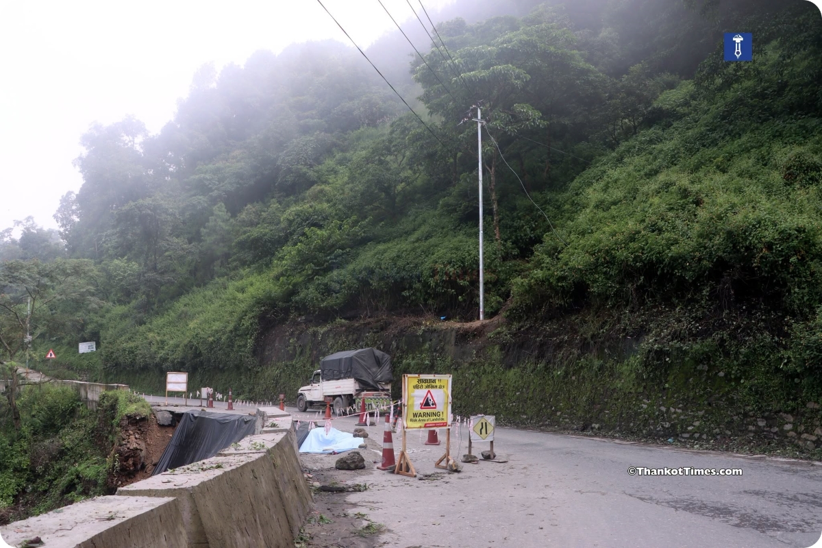 नागढुंगा ओरालोमा सडक भासिएको २२ दिन पूरा, मर्मत गर्न सामान नपाइएको भनाइ