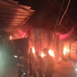 सतुङ्गलस्थित एक कबाडी संकलन केन्द्रमा भीषण आगलागी, आगो निभाउन ५ वटा दमकल बोलाइयो