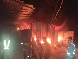 सतुङ्गलस्थित एक कबाडी संकलन केन्द्रमा भीषण आगलागी, आगो निभाउन ५ वटा दमकल बोलाइयो