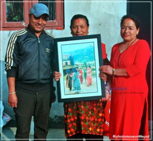 चर्चामा आशमाया गोपालीले ६७ वर्षअघि थानकोटमा पिङ खेल्न पालो कुरेको तस्बिर