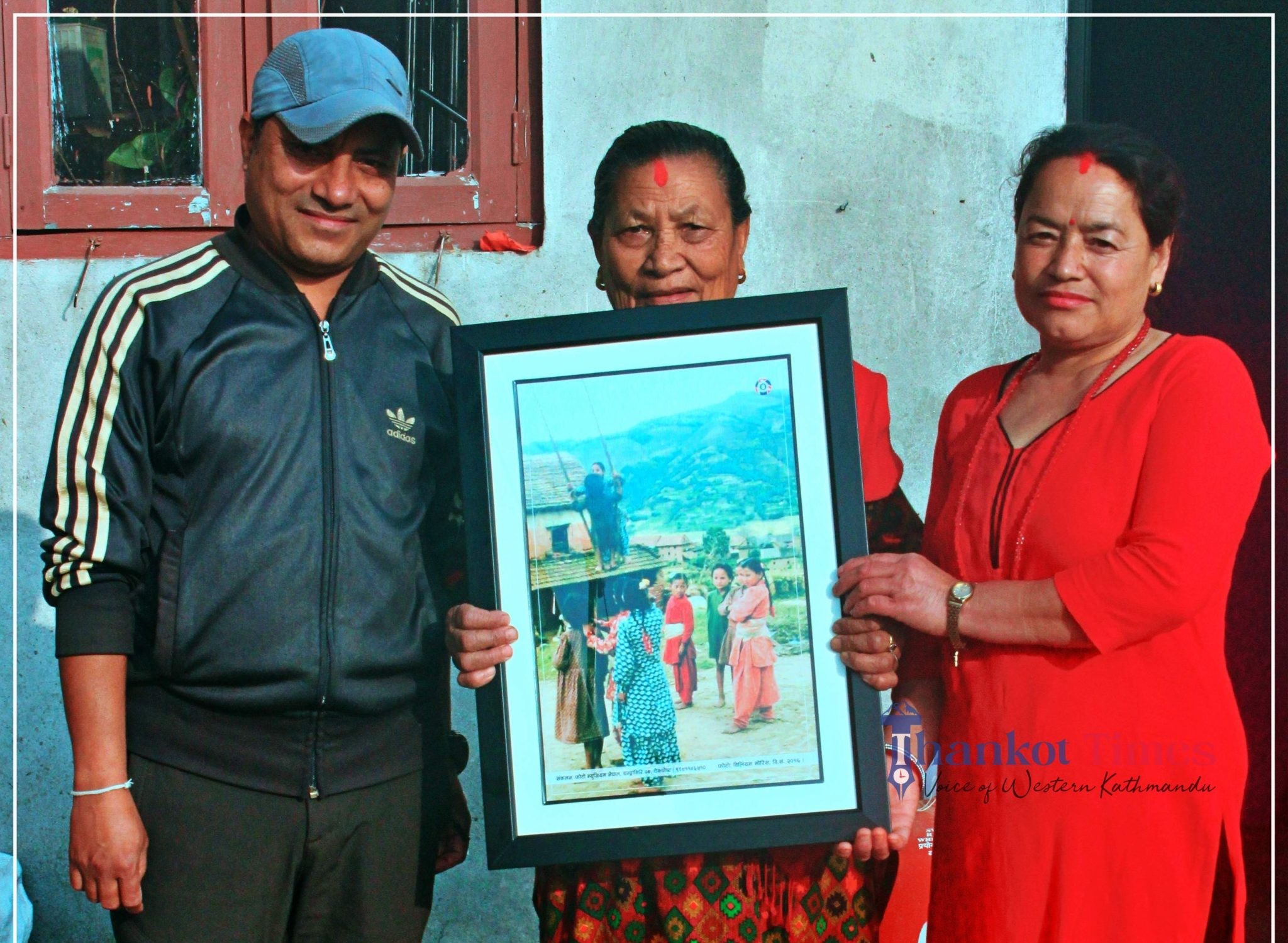 चर्चामा आशमाया गोपालीले ६७ वर्षअघिको दशैंमा थानकोटमा पिङ खेल्न पालो कुरेको तस्बिर