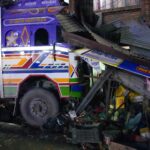 सतुङ्गलमा ट्रक घरभित्र पस्दा पसल र स्कुटरमा क्षति