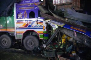 सतुङ्गलमा ट्रक घरभित्र पस्दा पसल र स्कुटरमा क्षति