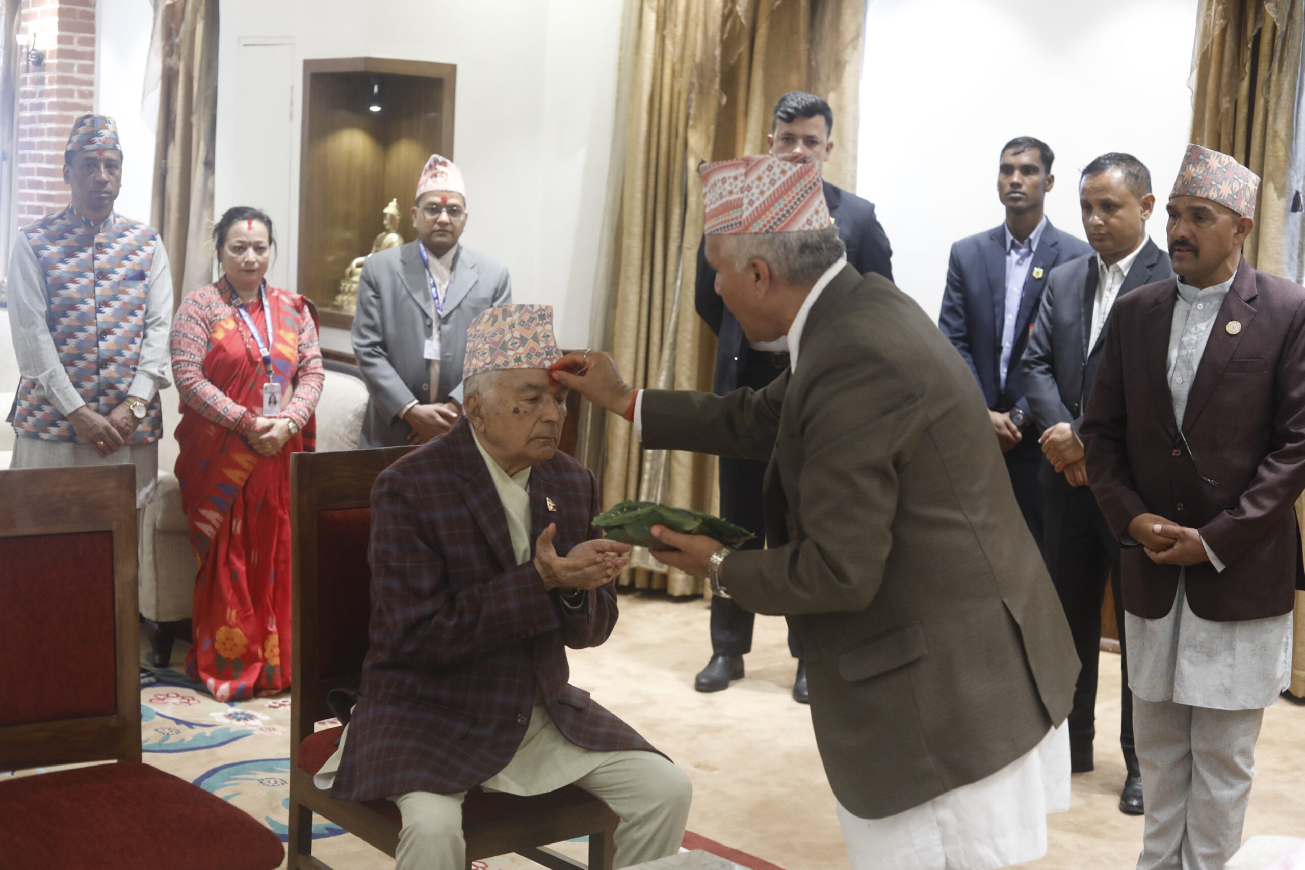 राष्ट्रपतिबाट बडादसैँको टीका ग्रहण